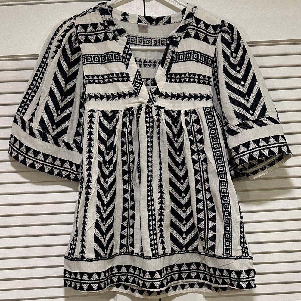 Old Navy Black and White split front textured Blouse XS